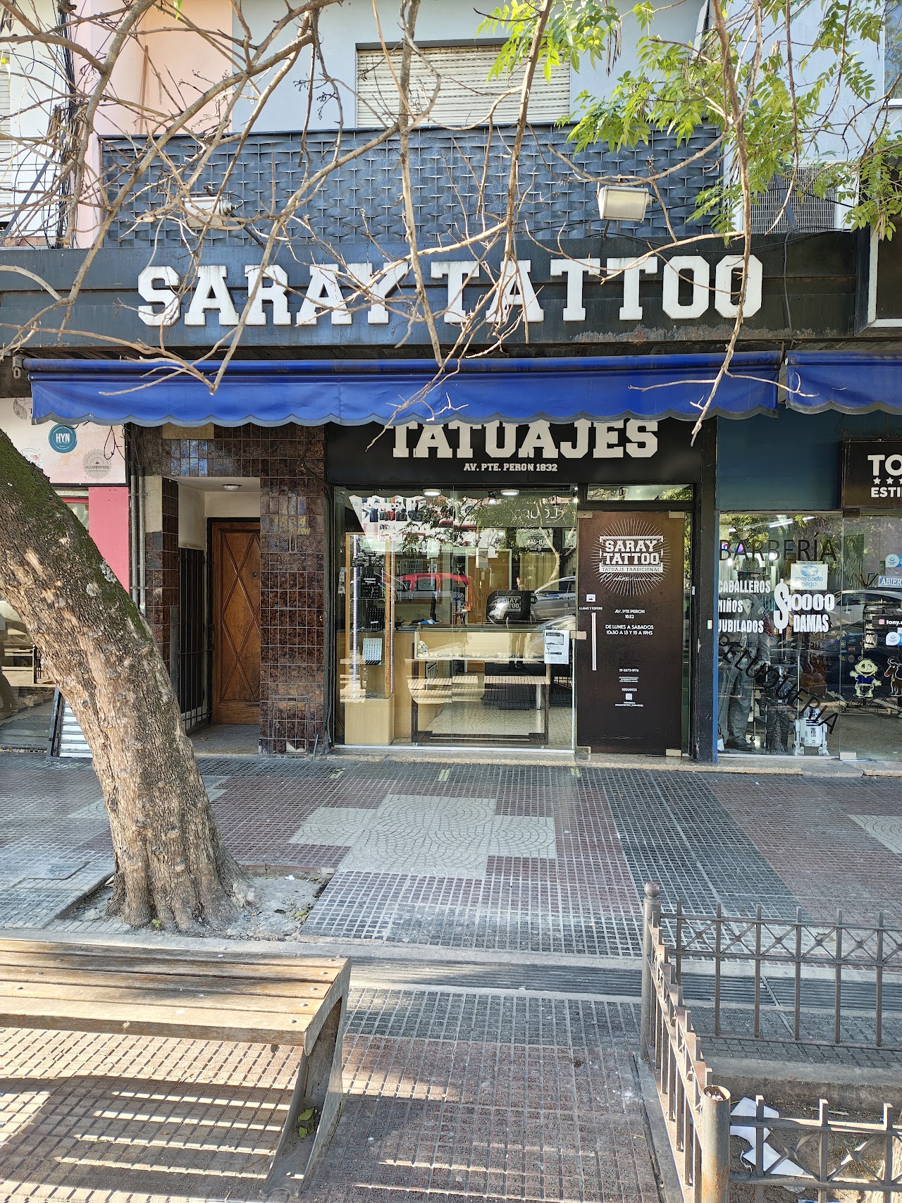 Tatuador aplicando tinta con precisión